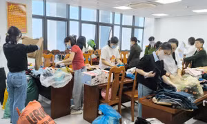 Ban Phụ nữ Công an tỉnh Bắc Ninh phân loại quần áo để ủng hộ bà con vùng lũ ở tỉnh Phú Yên (cũ).