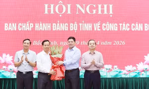 Lãnh đạo tỉnh Bắc Ninh chúc mừng ông Cảnh.