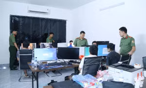 Công an kiểm tra các đối tượng. Ảnh: Công an tỉnh Bắc Ninh.