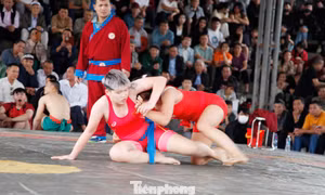 Mãn nhãn vật nữ đầu xuân tại hội làng Đồng Kỵ.