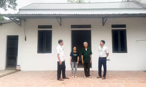 Bàn giao nhà mới cho người dân thuộc đối tượng xóa nhà tạm, nhà dột nát ở tỉnh Bắc Ninh.