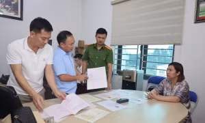 Công an khám xét Công ty Cổ phần Đầu tư và Dịch vụ Quốc tế Minh An. Ảnh: Công an tỉnh Bắc Ninh.