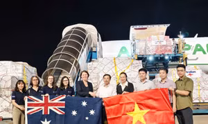 Tiếp nhận khoảng 18 tấn hàng viện trợ bão lũ từ Chính phủ Australia ở sân bay Nội Bài.