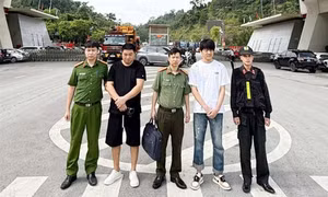 Công an tỉnh Bắc Ninh bàn giao 2 đối tượng truy nã quốc tế có quốc tịch Trung Quốc.