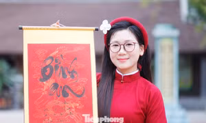 Theo cô đồ Cẩm Nhung, năm nay, nhiều người thích chữ bình an.