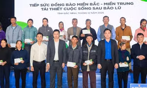 Lãnh đạo Tỉnh ủy và Tỉnh Đoàn Bắc Ninh trao kinh phí hỗ trợ người dân.