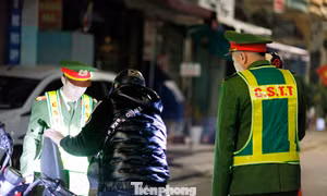Đội tuần tra ban đêm kiểm tra hành chính.