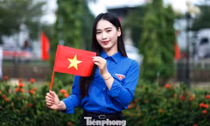 Gen Z Bắc Ninh “phủ xanh” mạng xã hội với trend check-in áo Đoàn.