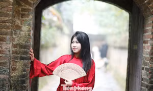 Cận Tết, chùa Bổ Đà là địa điểm lý tưởng để các bạn trẻ đến chụp ảnh. Ảnh: Nguyễn Thắng