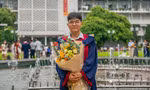 Nhận tin tốt nghiệp sớm loại xuất sắc, nam sinh xúc động nhớ những giờ tăng ca của bố mẹ ở quê