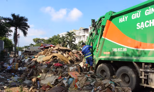 Khánh Hòa: Dân vùng lũ chủ động thuê xe thu gom rác, nhanh chóng ổn định đời sống