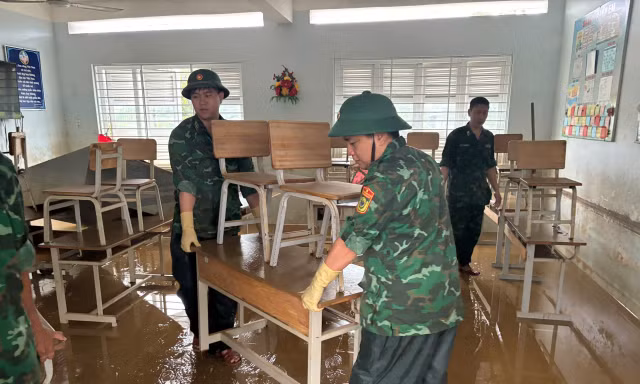 Bộ đội Biên phòng Khánh Hòa giúp người dân cào bùn dọn lũ