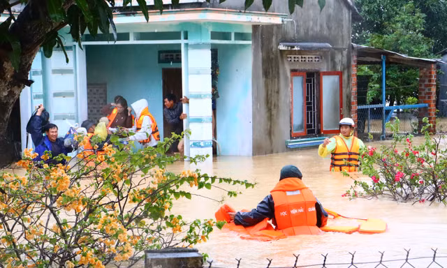 Học viện Hải quân sơ tán hơn 200 người dân khỏi vùng ngập nặng ở Khánh Hòa