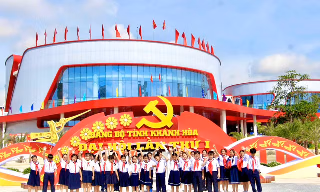 Khánh Hòa 'thay áo mới' chào mừng Đại hội đại biểu Đảng bộ tỉnh
