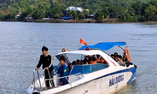Khánh Hòa: Hơn 130 học sinh đến trường bằng ca nô sau sự cố trôi cầu gỗ Phú Kiểng
