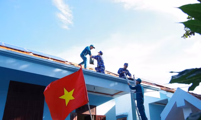 Các ngôi nhà ở Trường Sa được gia cố lại trước khi cơn bão đổ bộ. Ảnh: N.A.