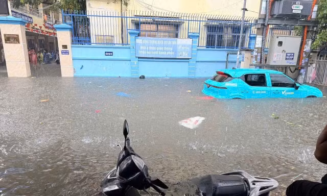 Trường học ngập sâu, Khánh Hòa cho học sinh nghỉ học