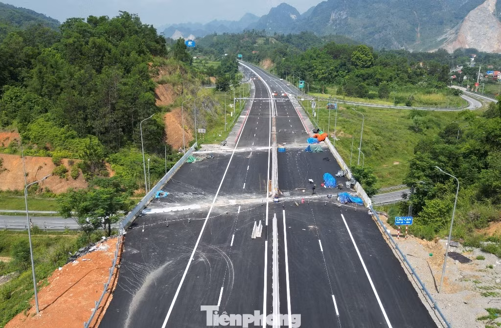 Cao tốc Chi Lăng - Hữu Nghị đoạn qua xã Chi Lăng vẫn đang thi công, hoàn thiện tuyến đường. Ảnh: Trọng Đảng.