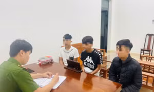 Nhóm thiếu niên khống chế người đàn ông đưa ra nghĩa trang đánh đập, cướp tài sản