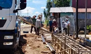 Công nhân tích cực thi công để kịp tiến độ dự án.