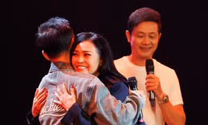 Tiến Đạt xúc động ôm Phương Thanh 