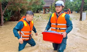 Mưa lớn xuyên đêm, nhiều nhà ở Bảo Lộc ngập sâu, khẩn trương di dời dân