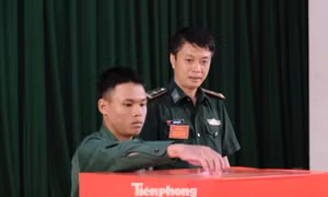 Hàng trăm cán bộ, chiến sỹ biên phòng bỏ phiếu bầu cử sớm