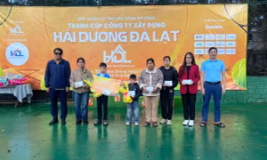 Ban Tổ chức trao tiền hỗ trợ các học sinh có hoàn cảnh khó khăn.