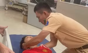 Cháu bé được đưa thẳng vào phòng cấp cứu.
