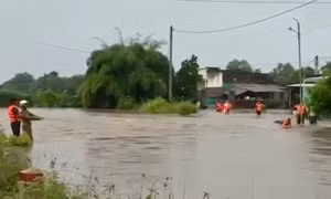 Công an xã Hàm Liêm hỗ trợ đưa người già đến khu vực an toàn.