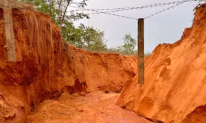 Đoạn taluy dài khoảng 40m, rộng 3m bị cuốn phăng.