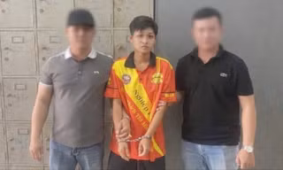 Trộm vàng của ‘vợ đồng giới’ rồi bỏ trốn 