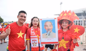 Cổ động viên dồn về sân Mỹ Đình trước đại chiến Việt Nam vs Thái Lan 