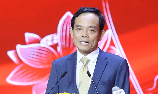 Bí thư Thành ủy TPHCM Trần Lưu Quang trao đổi với các văn nghệ sĩ.