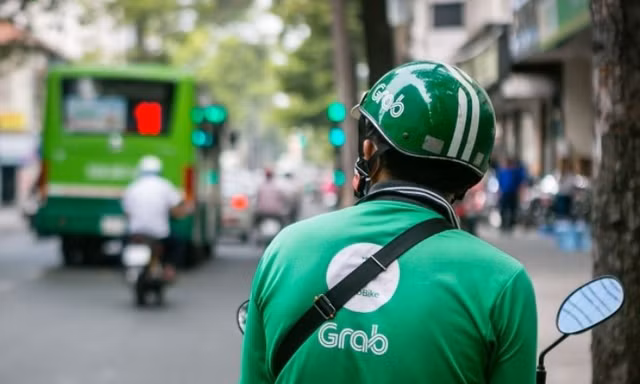 Theo chân tài xế Grab giữa làn sóng kêu gọi 'tắt app' 