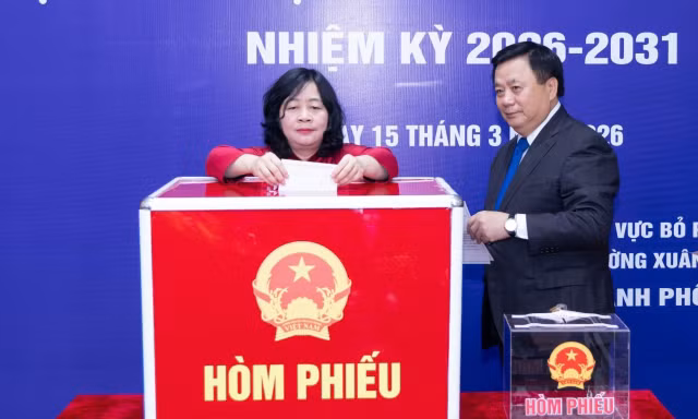 Chủ tịch Ủy ban Trung ương MTTQ Việt Nam Bùi Thị Minh Hoài bỏ phiếu bầu cử tại Hà Nội