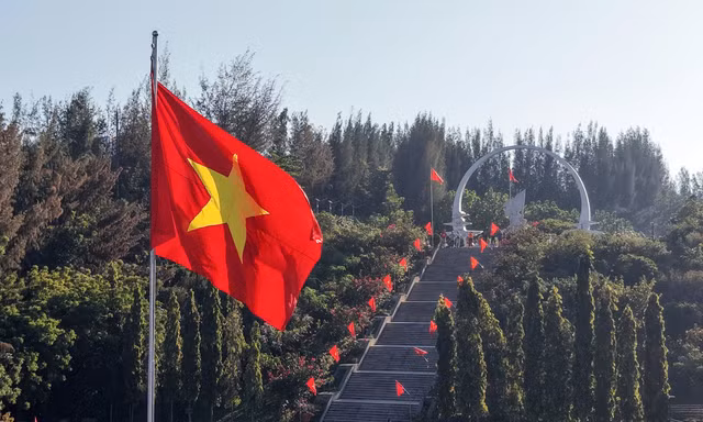 Lễ Thượng cờ tại khu tưởng niệm Gạc Ma: Khoảnh khắc thiêng liêng hướng về Tổ quốc