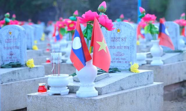 Tri ân ở nghĩa trang đặc biệt Việt - Lào