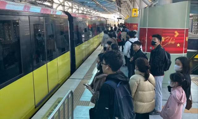 Xăng tăng giá liên tục, người Hà Nội bỏ xe cá nhân, ùn ùn đi tàu điện