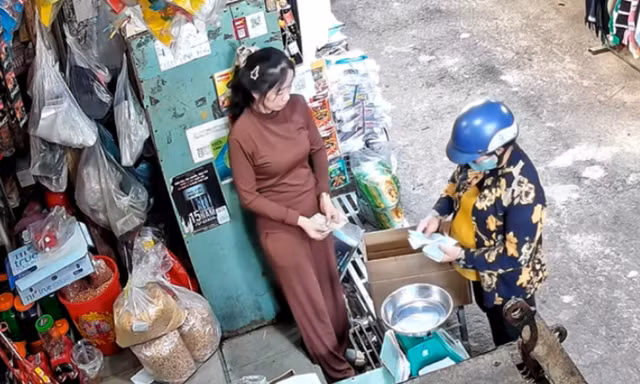 Mẹ mất đã 2 năm, khách hàng vẫn tìm đến trả món nợ cũ khiến con gái nghẹn ngào