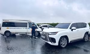Hình ảnh hiện trường cho thấy cả ba xe đều hư hỏng nặng. Ảnh: Cục CSGT.
