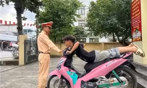 Xử phạt thanh niên 'nằm sấp' điều khiển xe máy