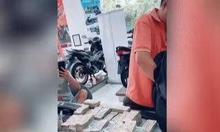 Chồng mang 11kg tiền lẻ mua xe máy tặng vợ gây 'bão' mạng
