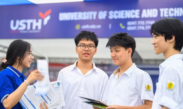 Hàng nghìn học sinh đổ về ngày hội tuyển sinh khoa học công nghệ