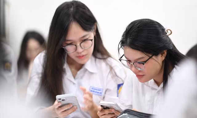 Học sinh Trường THPT Nguyễn Trãi (Hà Nội) biến lớp học thành 'đại tiệc tiếng Anh' 