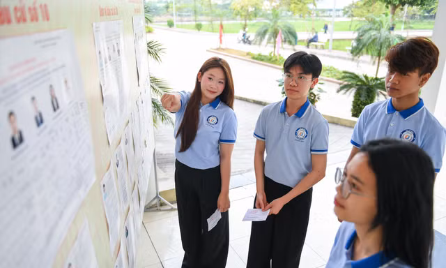 Theo chân những cử tri trẻ ‘háo hức’ cầm lá phiếu đầu đời