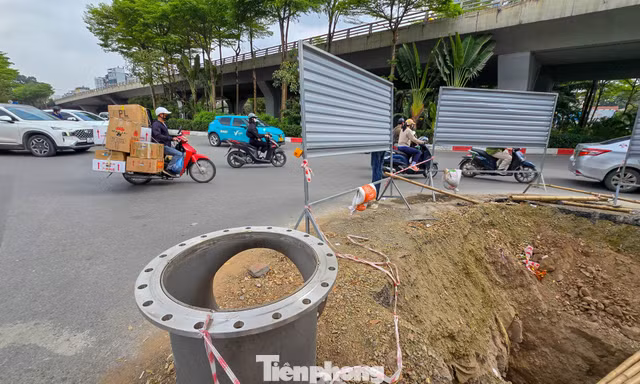 Đào đường, dựng rào chắn thi công cống ngầm khẩn cấp lưu vực Tô Lịch - Tả Nhuệ
