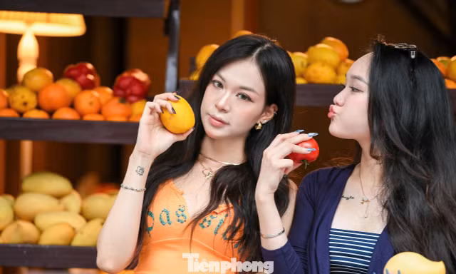 Tiệm cà phê hoa sen và sạp trái cây gây sốt, giới trẻ xếp hàng check-in