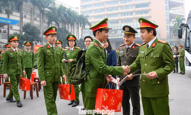 'Chuyến xe về quê ăn Tết' đưa 300 học viên khó khăn về quê đón Xuân