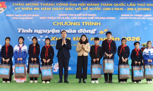 Trao 120 triệu đồng hỗ trợ giáo dục, an sinh tại Cao Bằng